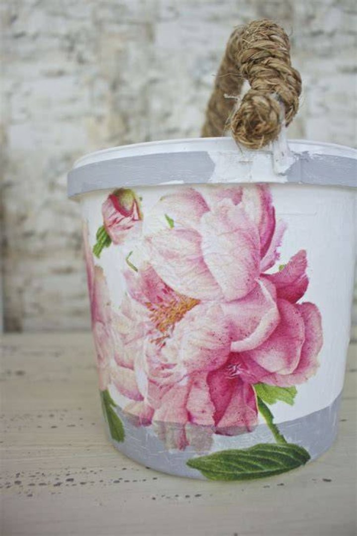 Will decoupage stick on plastic?